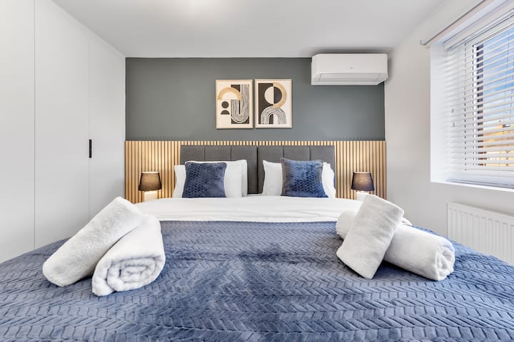 Cette chambre spacieuse dispose d'un lit king size luxueux pour un confort ultime, ainsi que d'une télévision pour votre divertissement. Une armoire est également disponible pour un rangement pratique de vos effets personnels.