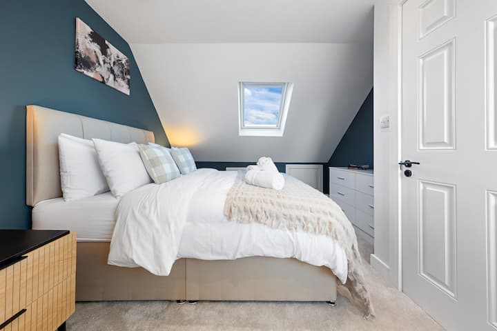 Cette chambre paisible dispose d'un lit king size confortable avec du linge et des serviettes propres, assurant un séjour reposant. Il offre une atmosphère sereine et spacieuse pour une détente ultime.
