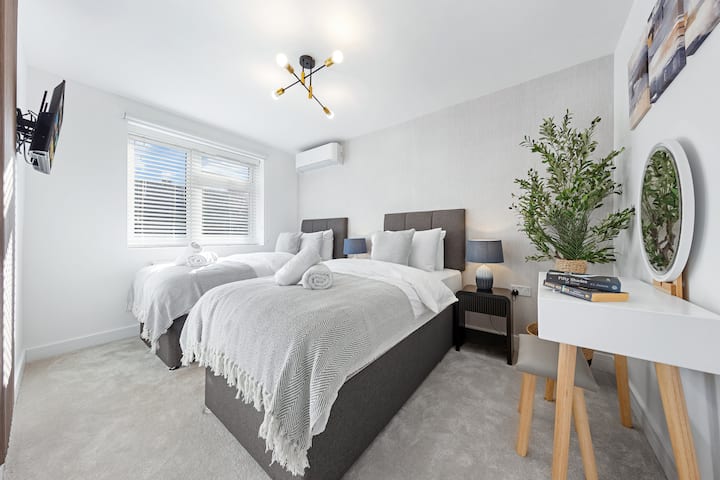 Cette chambre confortable comprend un lit double confortable avec du linge frais et des serviettes, assurant un séjour relaxant. Une télé est également fournie pour votre divertissement.