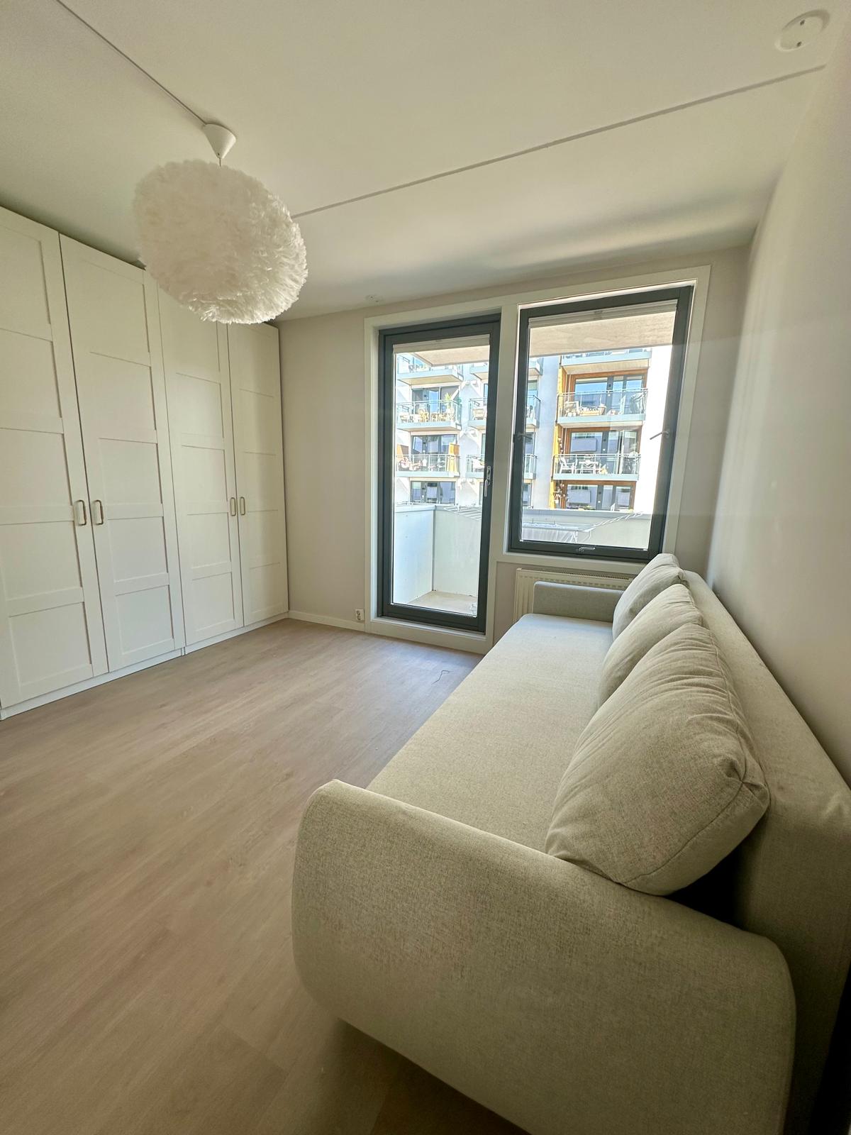 Разтегателен диван (142 см x 200 см), който предлага комфорт и уютна атмосфера. Достъп до малък балкон, където можете да се насладите на сутрешната светлина или да я блокирате със затъмняващи завеси. Място за съхранение в гардероба.


