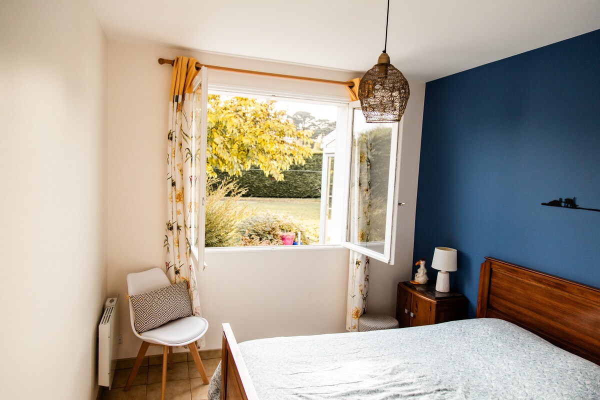 ห้องนอนคู่นี้มองเห็นสวนด้านหลัง