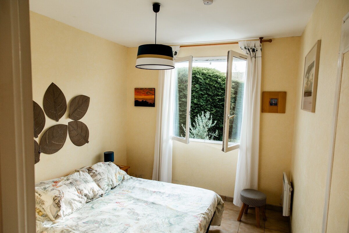 ห้องเตียงใหญ่มองเห็นด้านหลังบ้าน