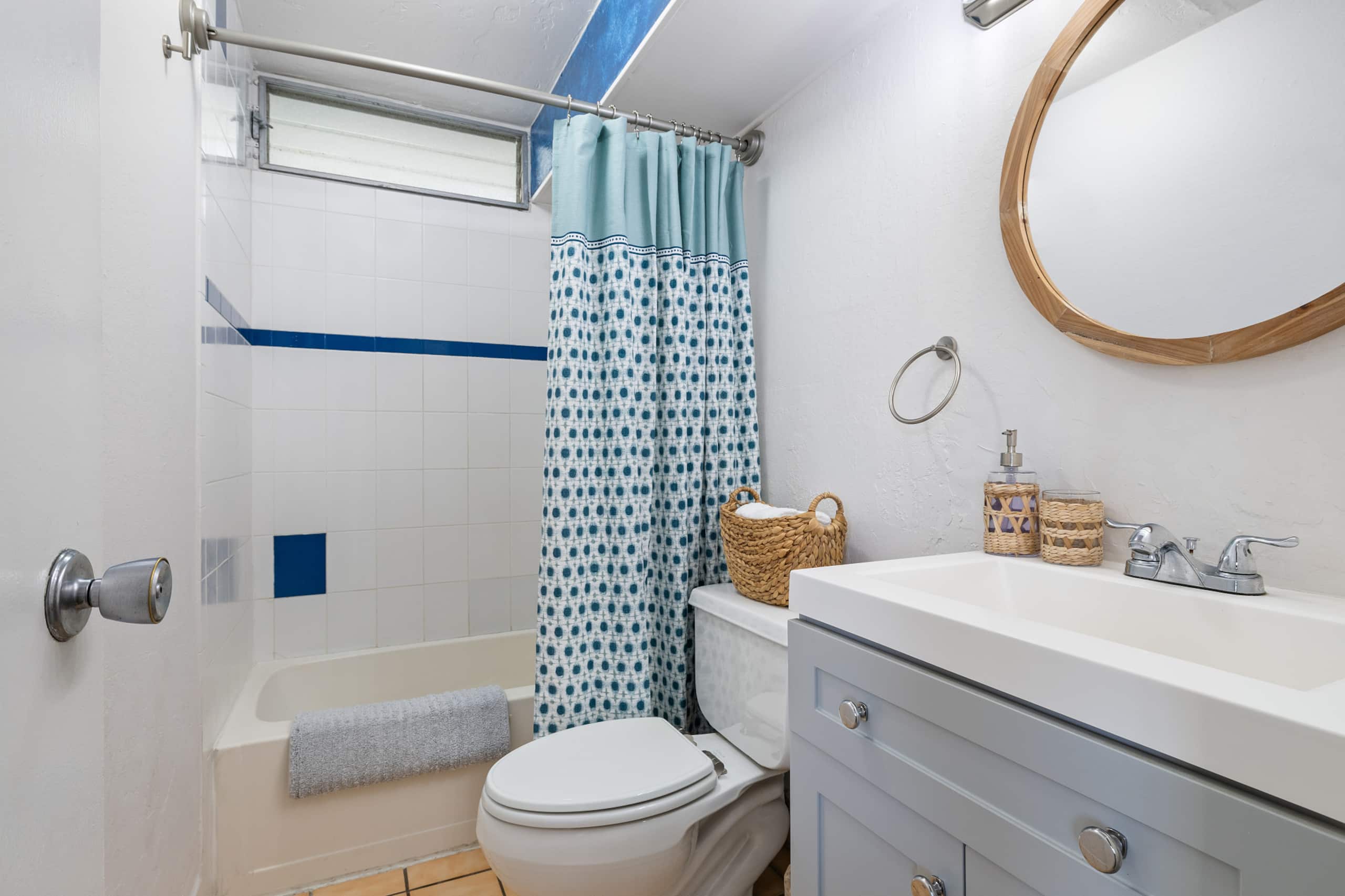 Condo in Honolulu · ★4.89 · Studio · 1 bed · 1 private bath - Image 7
