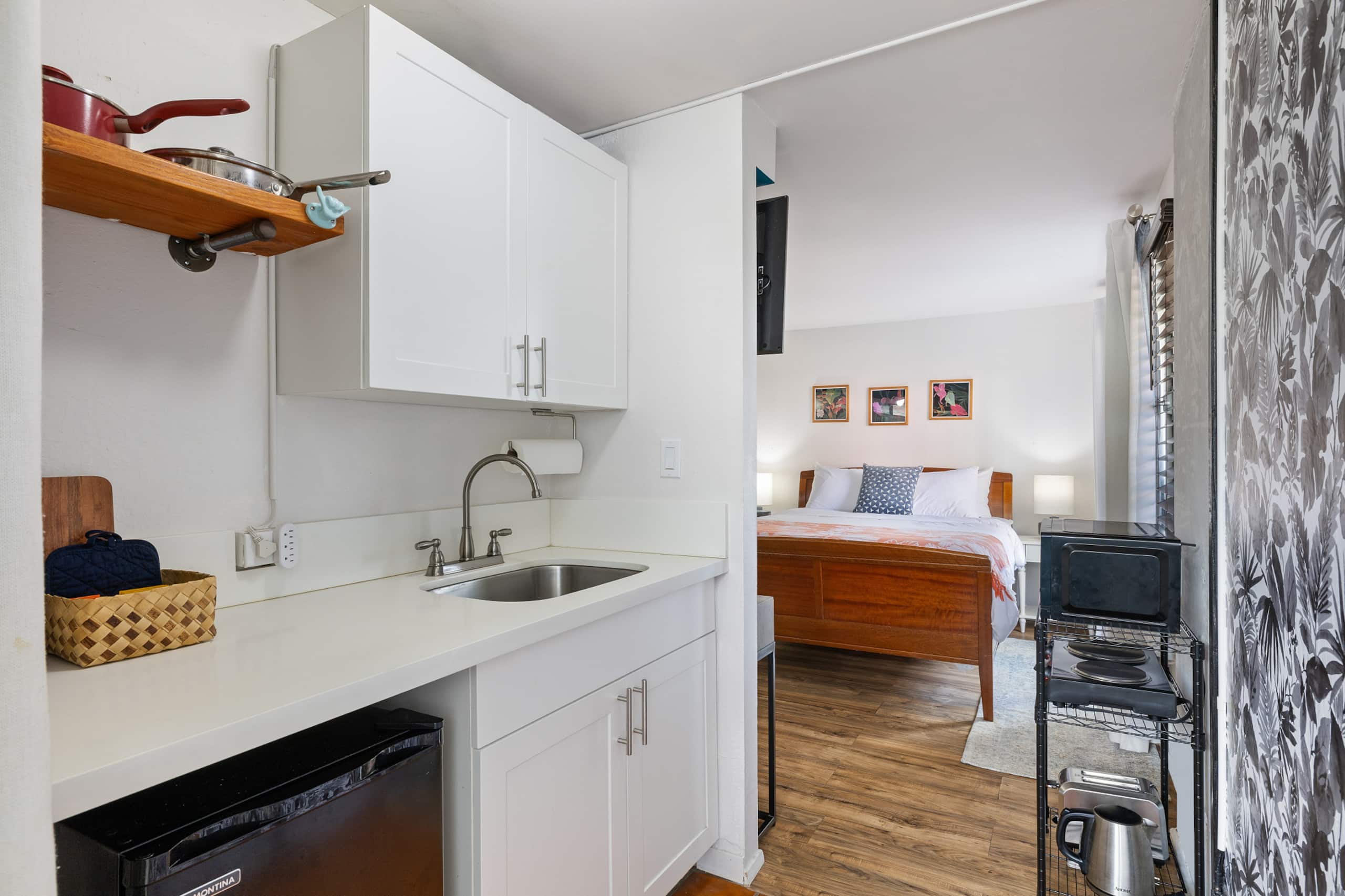 Condo in Honolulu · ★4.89 · Studio · 1 bed · 1 private bath - Image 3