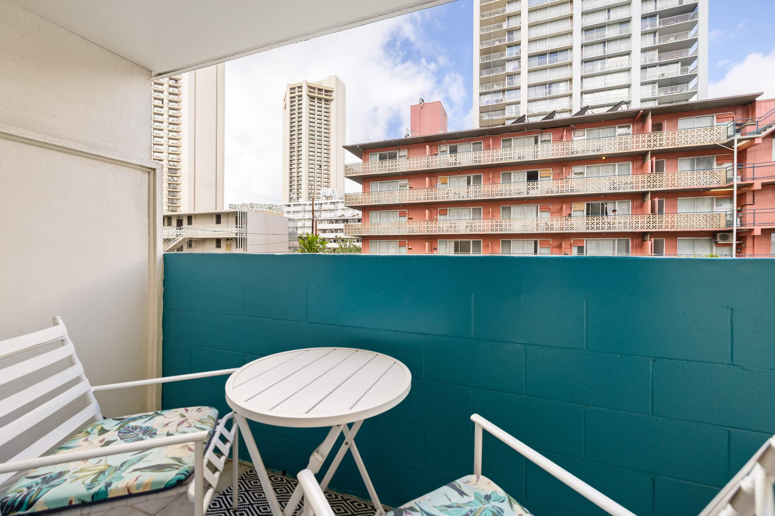Condo in Honolulu · ★4.89 · Studio · 1 bed · 1 private bath - Image 8
