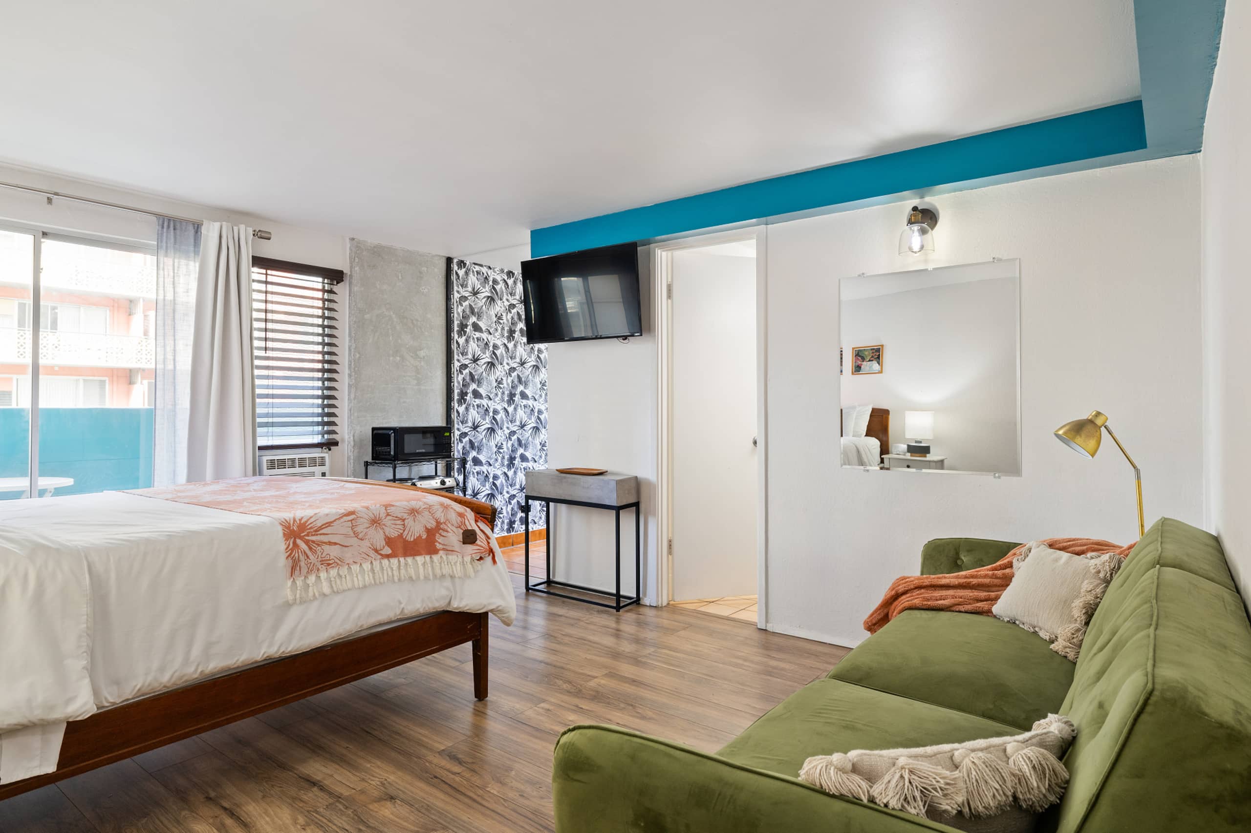 Condo in Honolulu · ★4.89 · Studio · 1 bed · 1 private bath - Image 15
