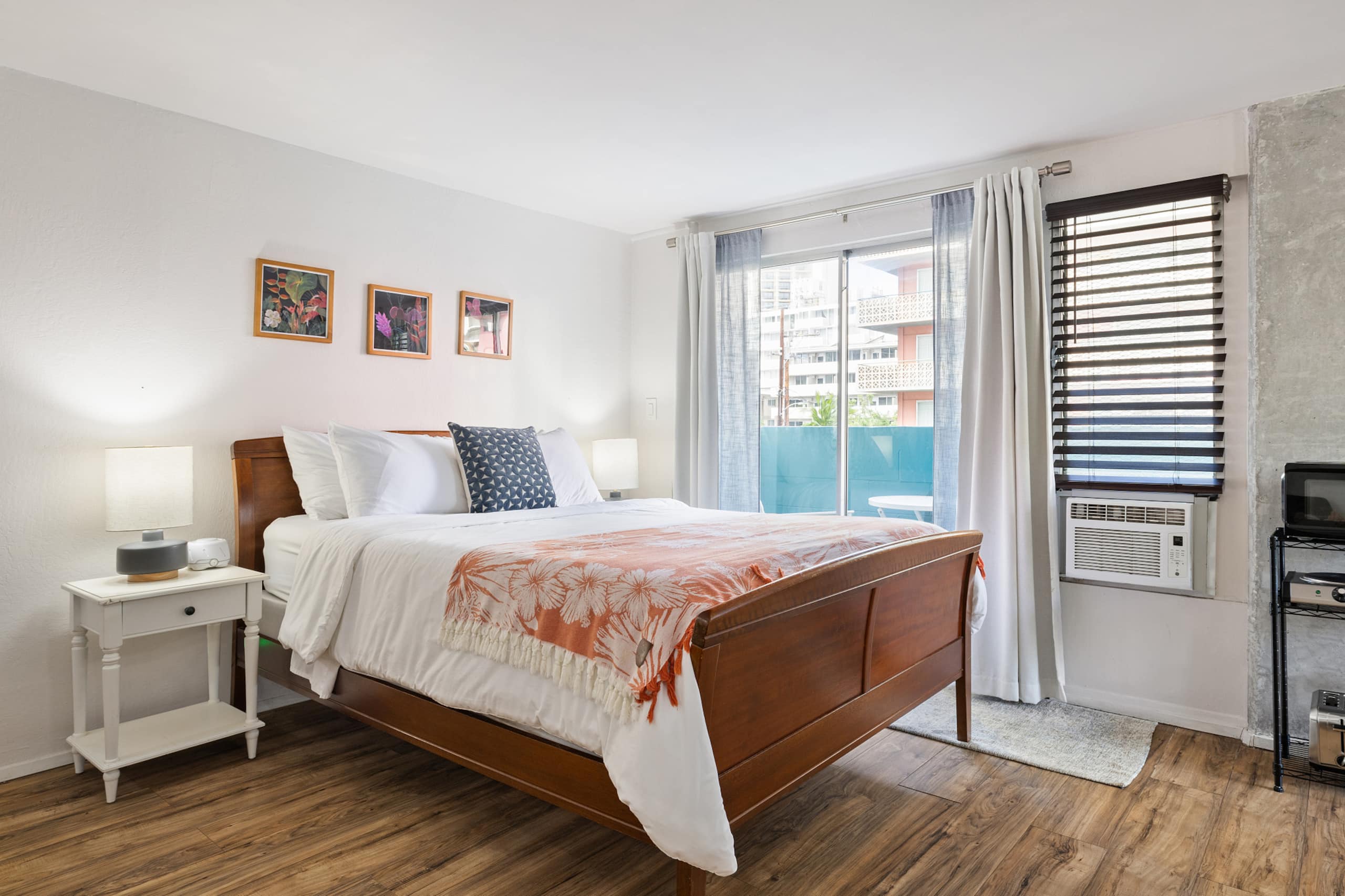 Condo in Honolulu · ★4.89 · Studio · 1 bed · 1 private bath - Image 11