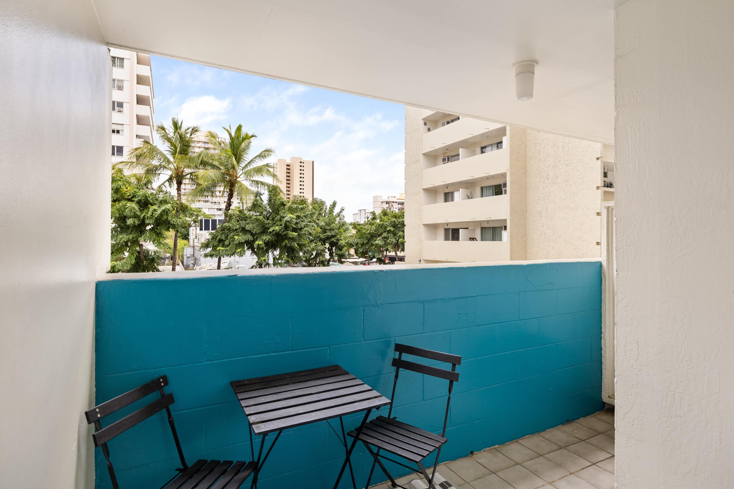 Condo in Honolulu · ★4.89 · Studio · 1 bed · 1 private bath - Image 9