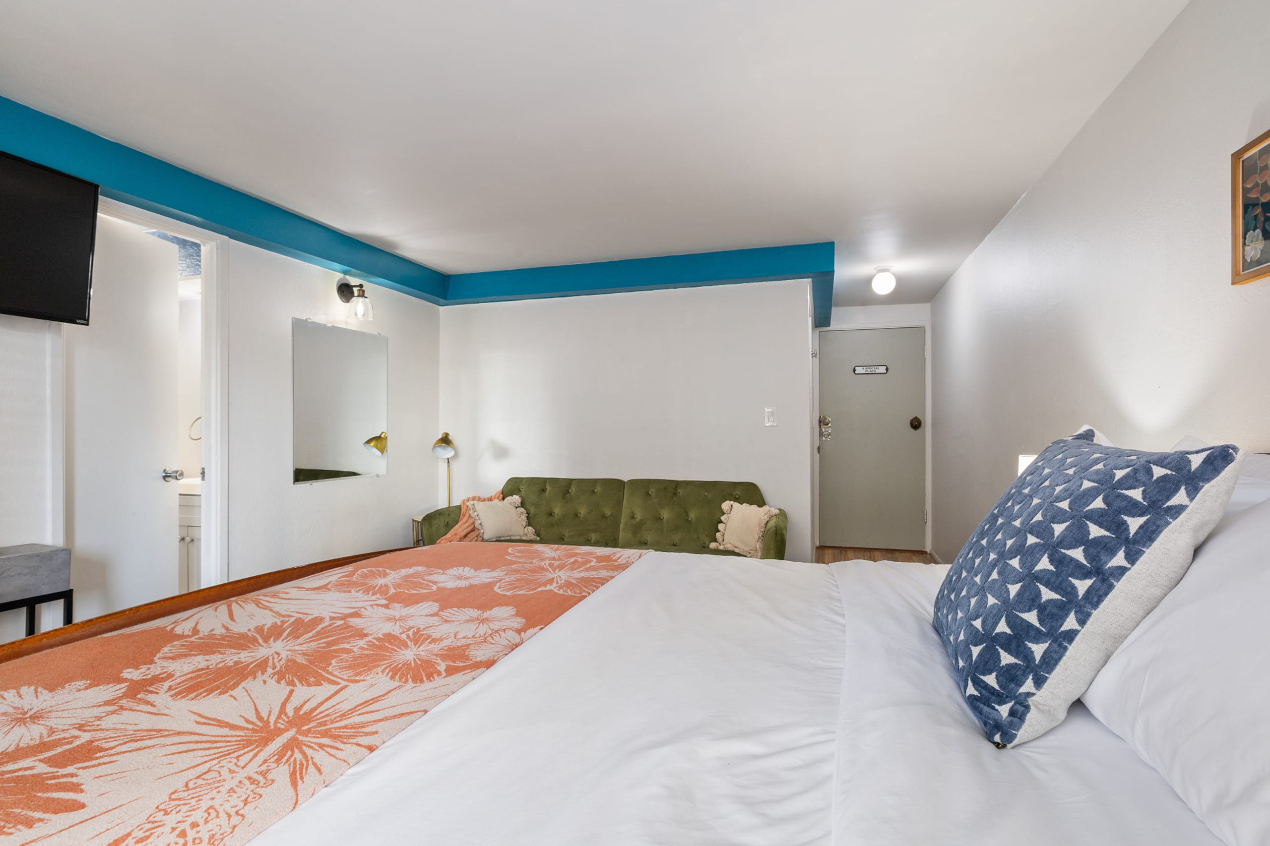 Condo in Honolulu · ★4.89 · Studio · 1 bed · 1 private bath - Image 16