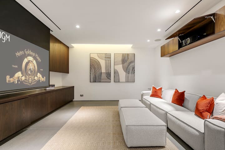 Paddington Luxury 3-Bed Mews, Private Cinema & Gym