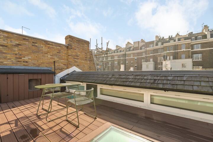 Paddington Luxury 3-Bed Mews, Private Cinema & Gym gallery image 5