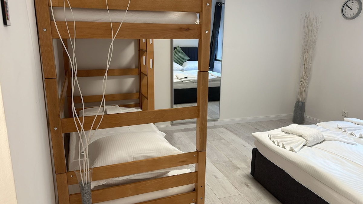 Спалня
Двуетажни легла
Двойни легла