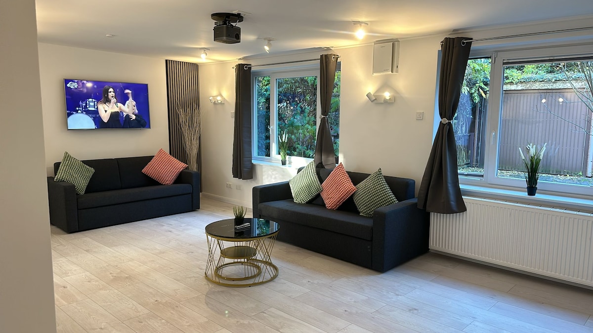 Телевизия и мултимедия
Изглед към стаята
Зона за сядане
Видеопроектор
Спалня
Диван
Развлечения