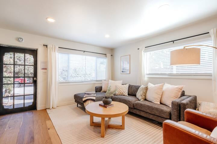 Sunny & Spacious Duplex ~ Mins to Beach ~ Parking!