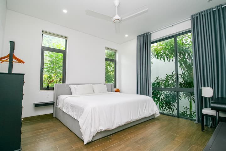 Დიდი ზომის საწოლი (2,2 მ * 2 მ), სასტუმროს ტიპის თეთრეული (ბატის ბალიში, ლუქს-კლასის ლეიბი)