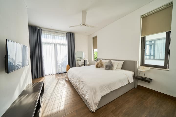 Დიდი ზომის საწოლი (2,2 მ * 2 მ), სასტუმროს ტიპის თეთრეული (ბატის ბალიში, ლუქს-კლასის ლეიბი)