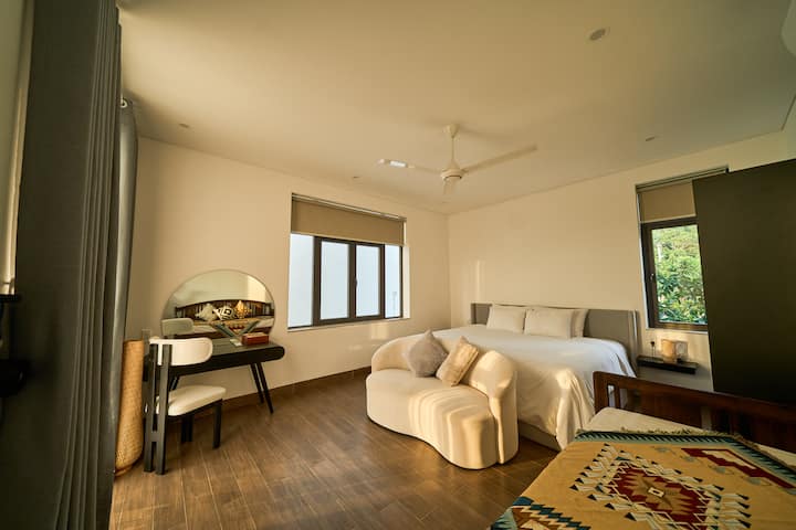 Დიდი ზომის საწოლი (2,2 მ * 2 მ), 2 ერთადგილიანი საწოლი (2 მ * 1 მ), სასტუმროს ტიპის თეთრეული (ბატის ბალიში, ლუქს-კლასის ლეიბი)