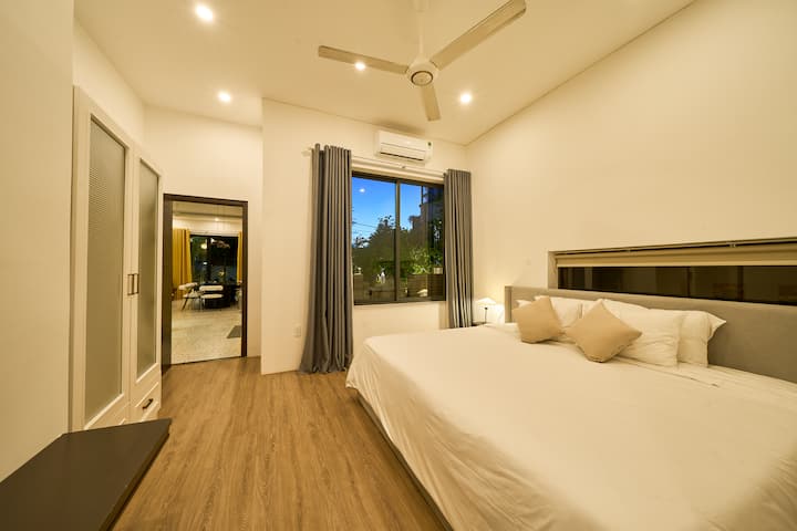 Დიდი ზომის საწოლი (2,2 მ * 2 მ), სასტუმროს ტიპის თეთრეული (ბატის ბალიში, ლუქს-კლასის ლეიბი)