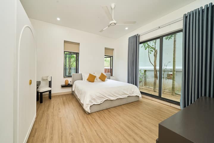 Დიდი ზომის საწოლი (2,2 მ * 2 მ), სასტუმროს ტიპის თეთრეული (ბატის ბალიში, ლუქს-კლასის ლეიბი)