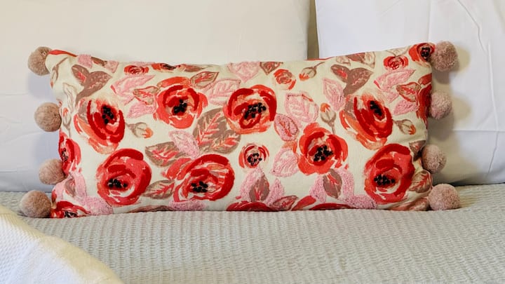 Vitajte v Rosewood Retreat, elegantne štylizovanej ružovej viktoriánskej spálni, ktorá sľubuje pokojný nočný spánok.  Stredobodom izby je luxusná manželská posteľ King zdobená mäkkou, útulnou posteľnou bielizňou a plyšovou prikrývkou, ktorá vás pozýva na oddych a oddych.