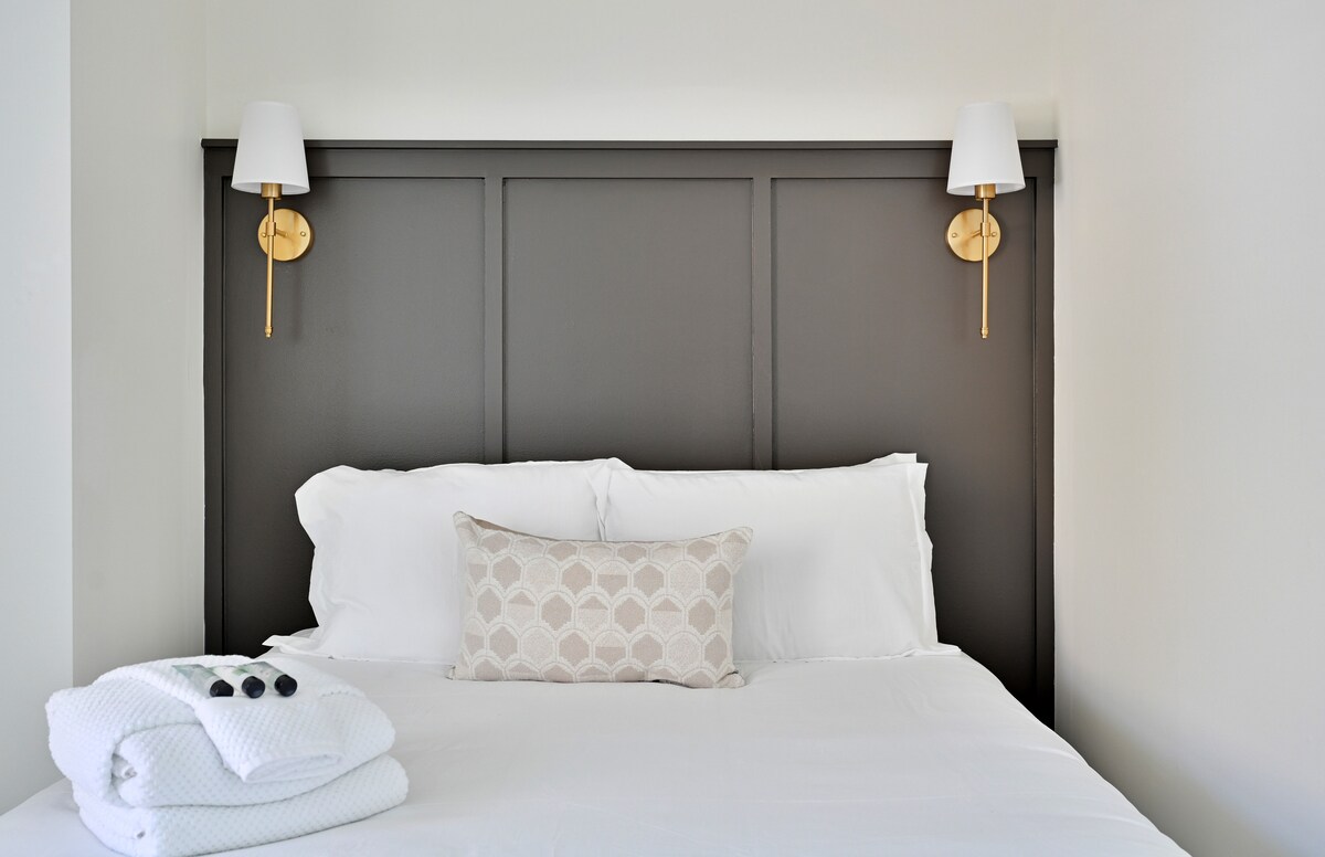 Dormitorio 2: cama queen con sábanas de lujo, cabecera y armario personalizados