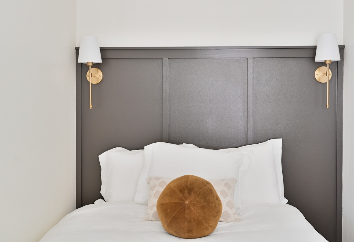 Dormitorio 1: cama tamaño queen con sábanas de lujo, cabecero y armario personalizados