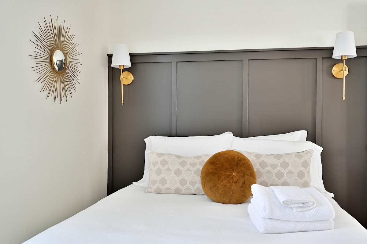 Dormitorio 3: cama tamaño queen con sábanas de lujo, cabecero y armario personalizados