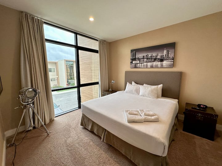 ห้องนอนใหญ่ 2 - เตียงควีนไซส์
#ดิสนีย์เวิลด์ #ออร์แลนโด #ยูนิเวอร์แซล #ซิตี้วอล์ค #ออร์แลนโด #ยูนิเวอร์แซลสตูดิโอ #งานแสดงสัตว์ในดิสนีย์ #บ้านในดิสนีย์