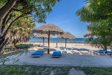 Stylish Beachfront Villa: King Bed ~ Pool ~ View