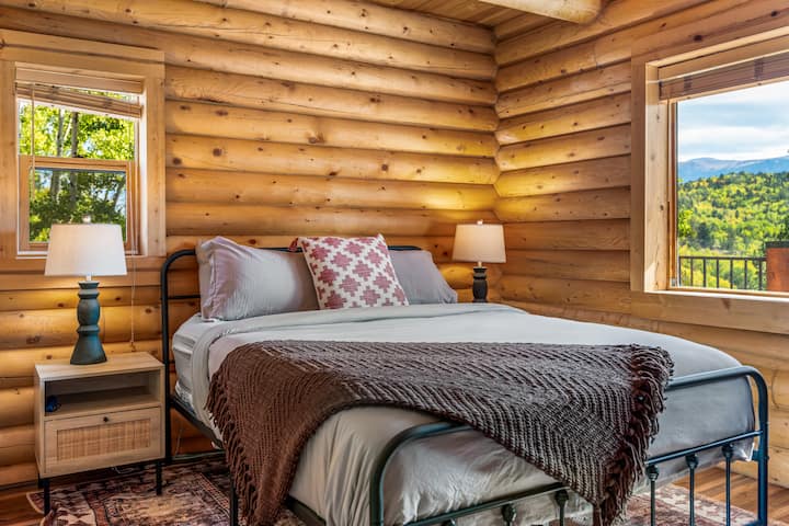 Spálňa na hlavnom poschodí má pohodlnú manželskú posteľ a 32-palcovú inteligentnú televíziu – ideálnu na oddych po dni plnom objavovania.