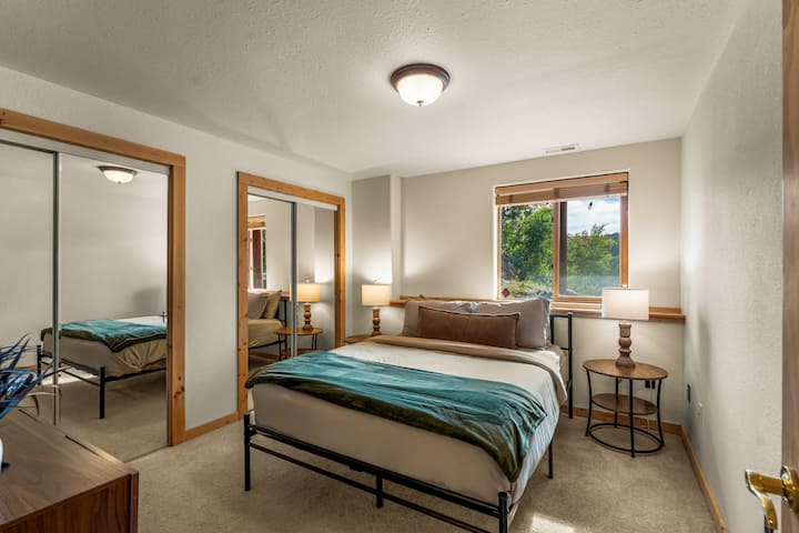 Táto spálňa na nižšej úrovni je vybavená pohodlnou manželskou posteľou a 32-palcovou inteligentnou televíziou – ideálne na pokojné noci po dni plnom dobrodružstiev.