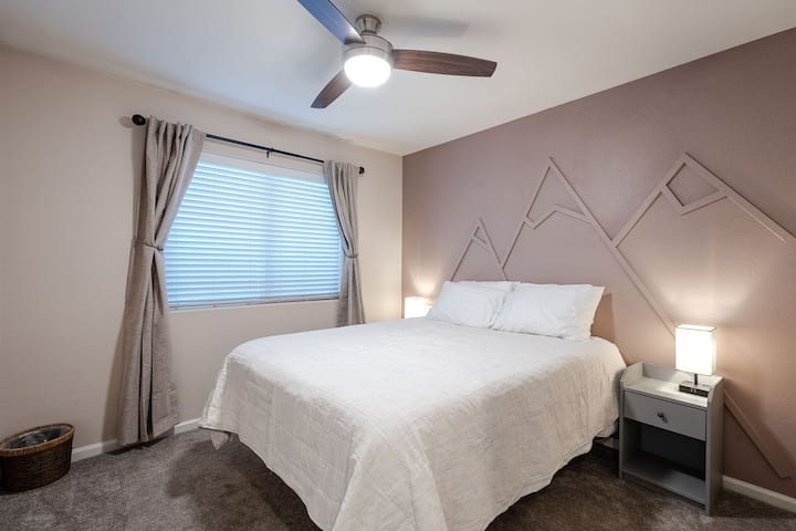 Брачен кревет (широк 150-179 см), две ноќни шкафчиња, завеси за затемнување и плакар.