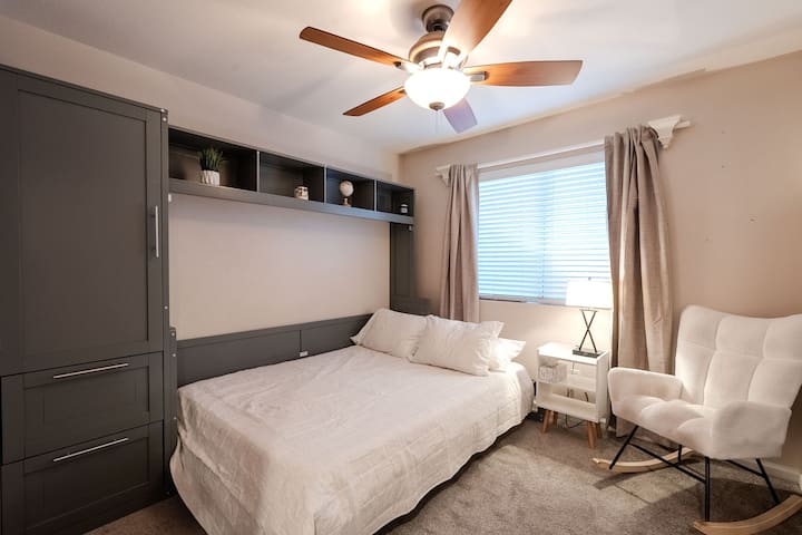 Овој кревет „Flex-Room“ Овој кревет „Марфи“ има квалитетен душек од пена со големина на брачен кревет. Лесно се склопува за да стане соба за играње, канцеларија или детска соба.