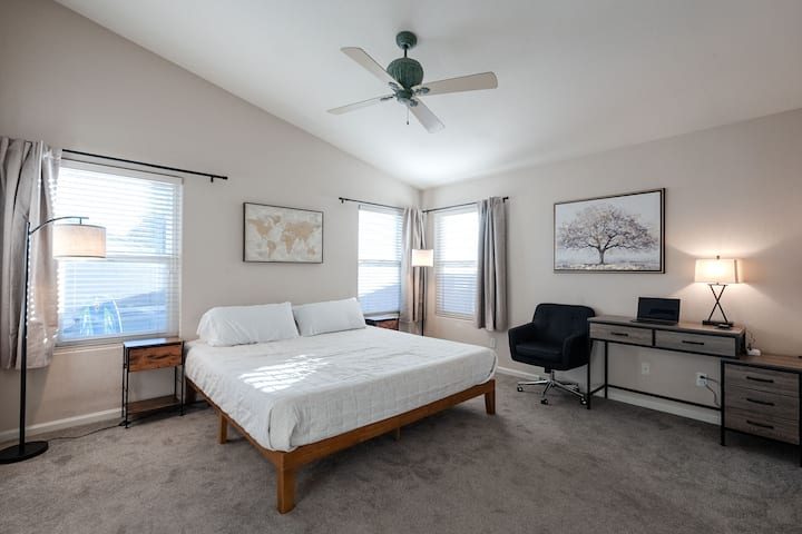 Главната спална соба вклучува брачен кревет, плакар и работно биро.