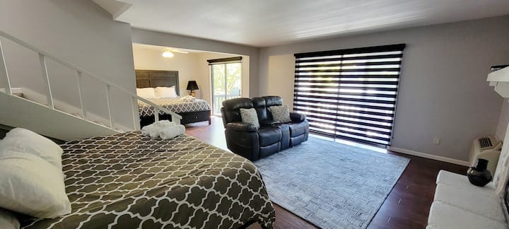 Ქვედა დონეზე საძინებელში არის 2 დიდი საწოლი, ფლიგელი, შესასვლელი კარადა და ქვედა ტერასა.