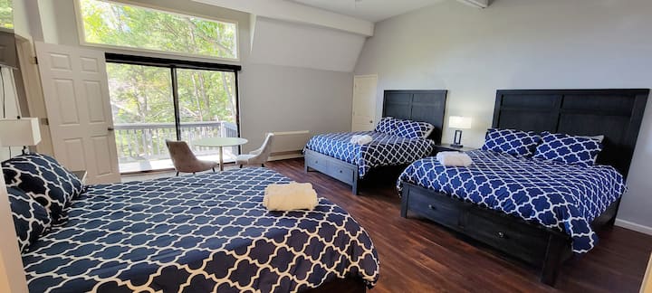 Ეს საძინებელი მდებარეობს ზედა სართულზე და მოიცავს 3 ორადგილიან საწოლს, ფლიგელს, სმარტ-ტელევიზორს და ცალკე ტერასას.