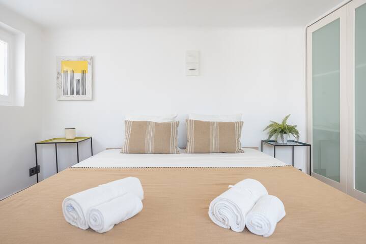 Modern 2BDR Flat w Hot Tub & Big Terrace in Plaka gallery image 5