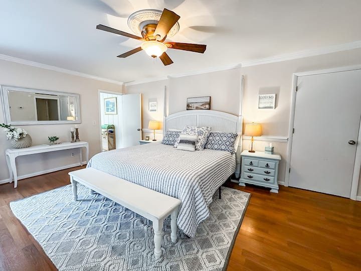 Sea Delight is truly delightful. This bedroom boasts an enticing king-sized bed. Curl up on the couch in front of the beautiful fireplace with a book or watch your favorite TV show. A lovely vanity doubles as workspace. Includes an ensuite bathroom.