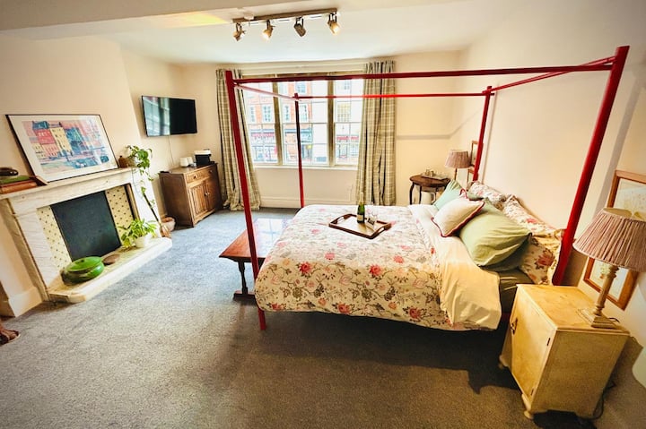 Bright, King Bed Studio W/ Parking: The Swan Suite - Stourport-on-Severn