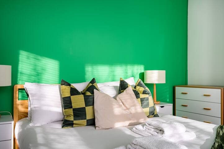 Modern 4-Bed • Free Parking • Work & Leisure Stays gallery image 2