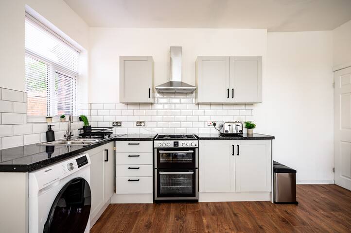 Modern 4-Bed • Free Parking • Work & Leisure Stays gallery image 3