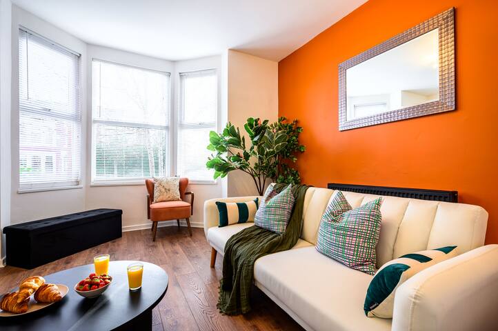 Modern 4-Bed • Free Parking • Work & Leisure Stays