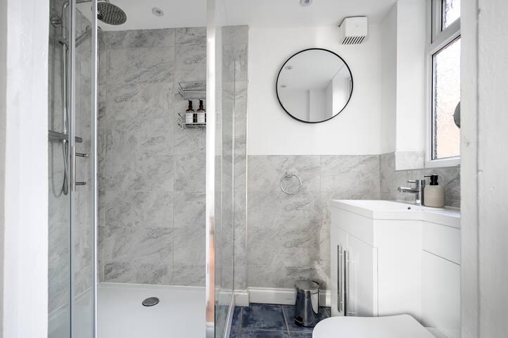 Modern 4-Bed • Free Parking • Work & Leisure Stays gallery image 4