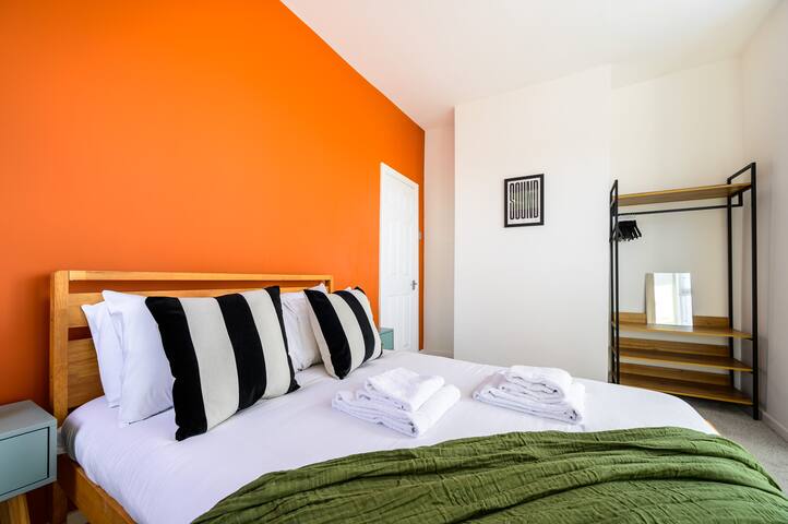 Modern 4-Bed • Free Parking • Work & Leisure Stays gallery image 5