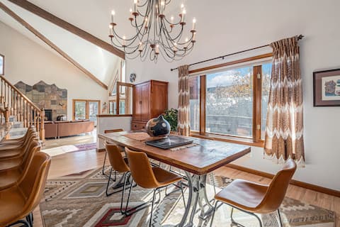 Hot tub, Sauna,  Gorgeous Cabin with Views!