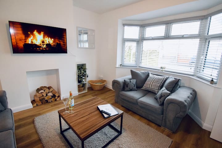 Bromsgrove. Modern Property Inc Outhouse. 4 Bed - Bromsgrove