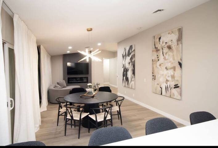 Modern retreat! Backyard pool oasis! gallery image 4