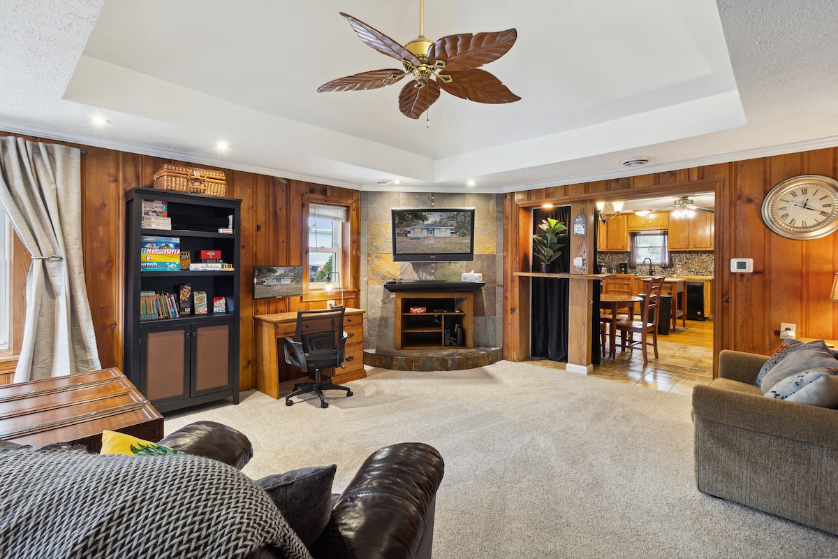 46- инчов плосък екран с достъп за стрийминг на Roku. БЪРЗ интернет!