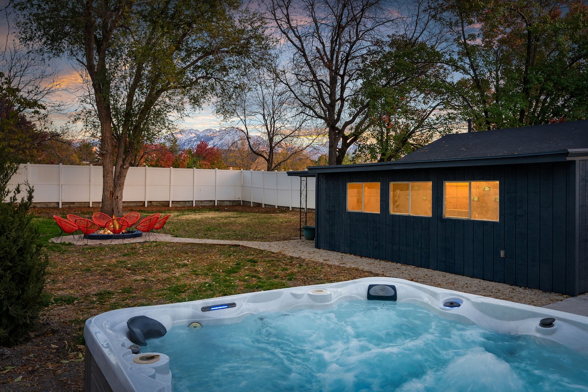 Large Hot Tub, Fire Pit, King Beds, Foosball, Desk