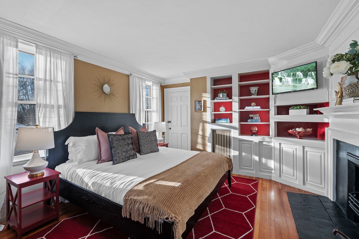 בחדר השינה יש מיטת קינג סייז וגימורים ששופצו לאחרונה